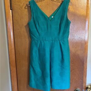 Beautiful Kelly green J crew jacquard v neck dress with pockets.